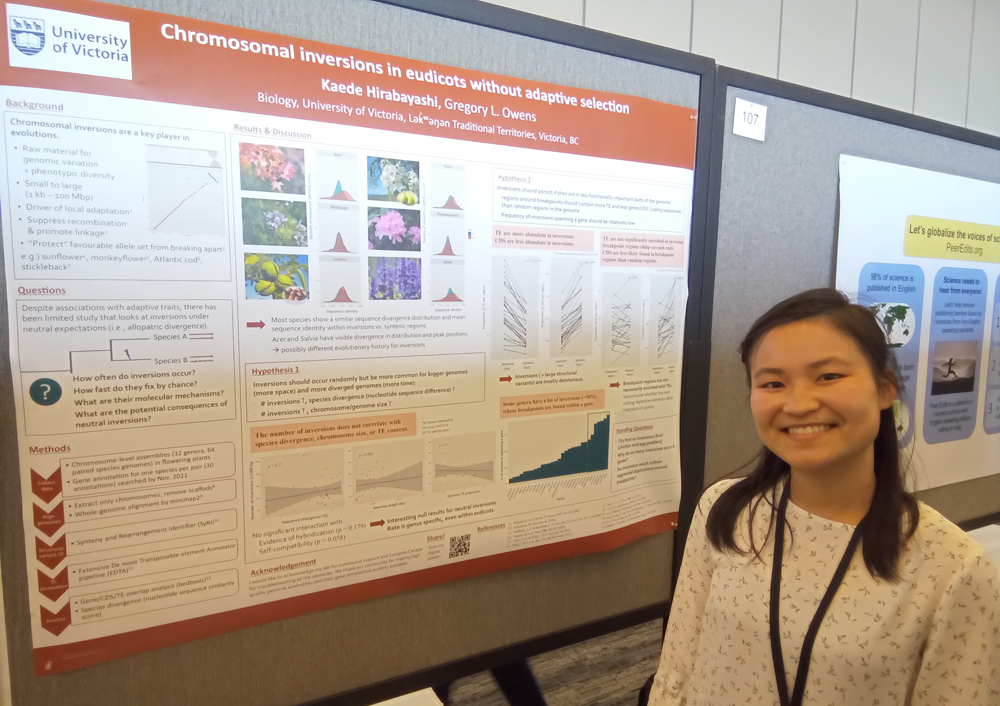 Photo of Kaede Hirabayashi with poster receiving honorable mention